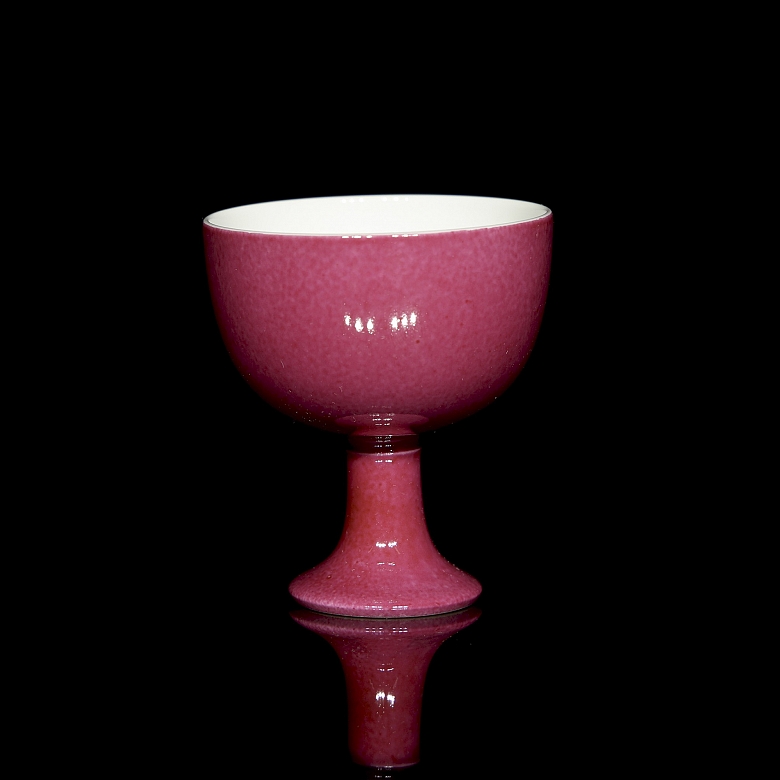 Pequeña copa de porcelana esmaltada en rosa, con sello Yongzheng