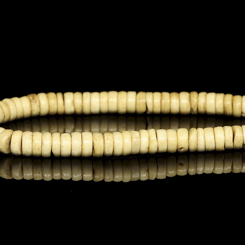 Collar mala de ciento diez cuentas de hueso tallado, s.XX