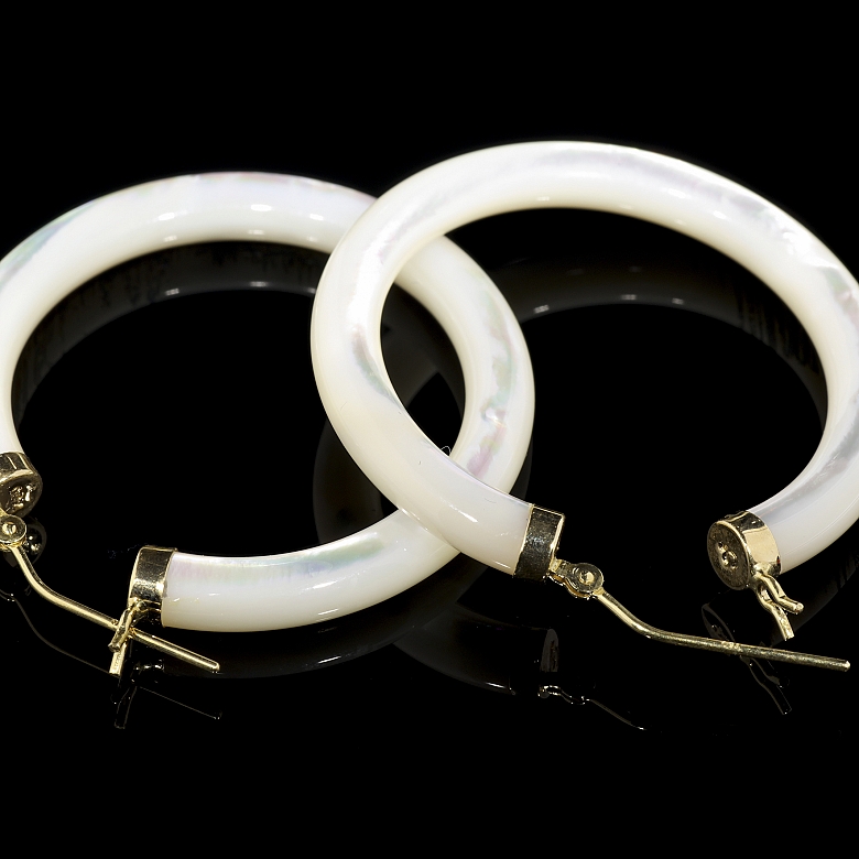 Pendientes de aro en oro amarillo de 18k con nácar