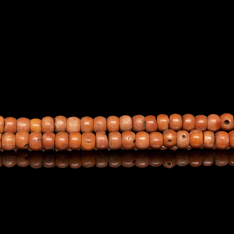 Bag with 180 coral-coloured beads, 20th century