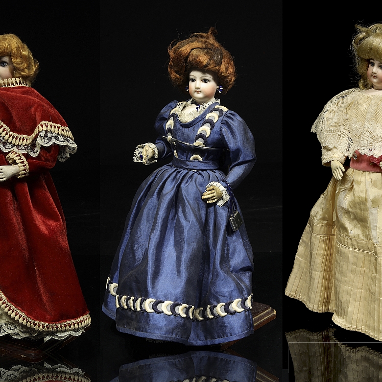 Tres muñecas de porcelana