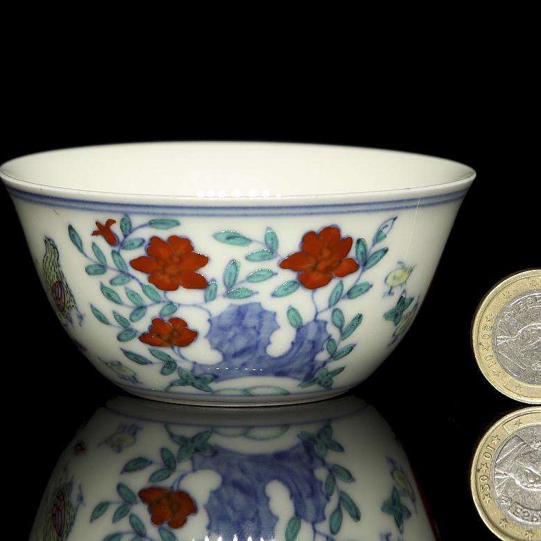 Polychrome porcelain bowl ‘Roosters and peonies’, with Chenghua seal