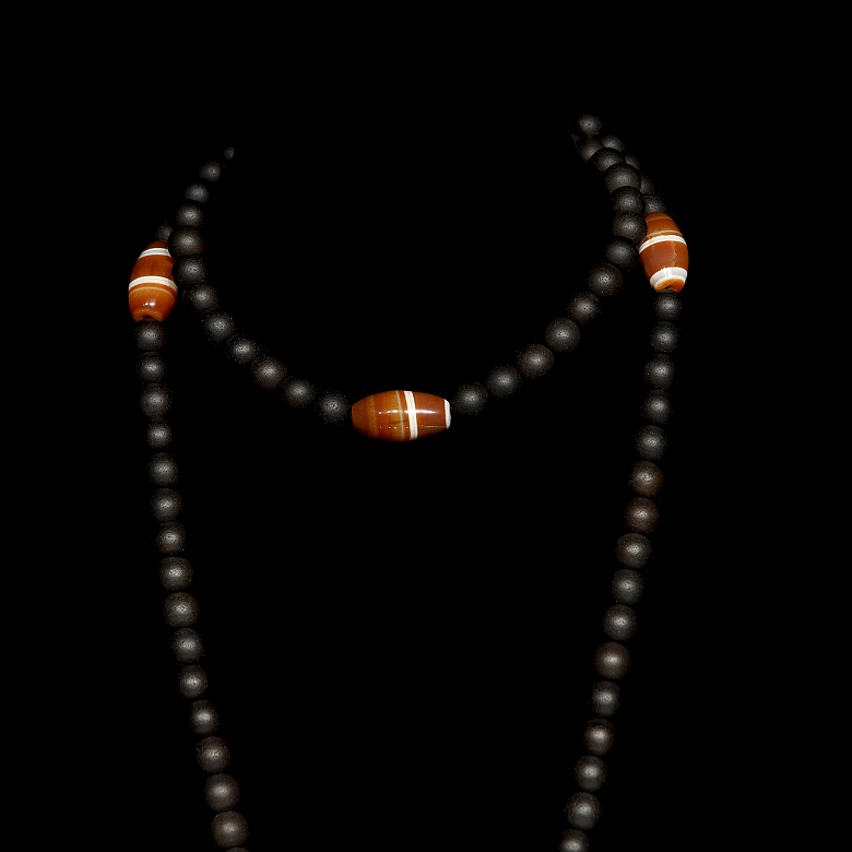 Collar de ciento ocho cuentas de ágata negra y Dzi, dinastía Liao