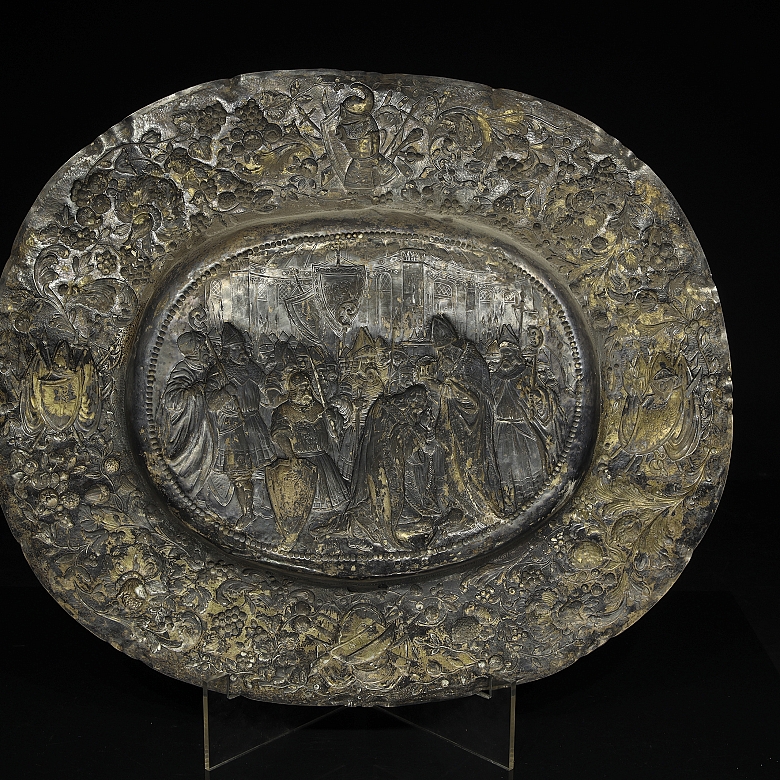 Bandeja de estilo historicista en plata repujada, s. XIX–XX
