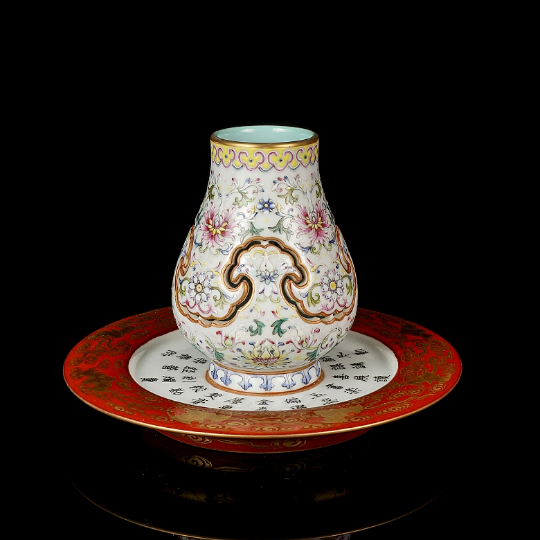Jarrón de porcelaa con esmaltes familia rosa, con sello Qianlong