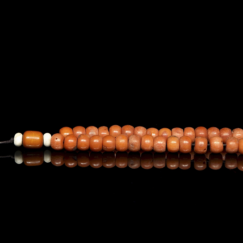 Bag with 180 coral-coloured beads, 20th century