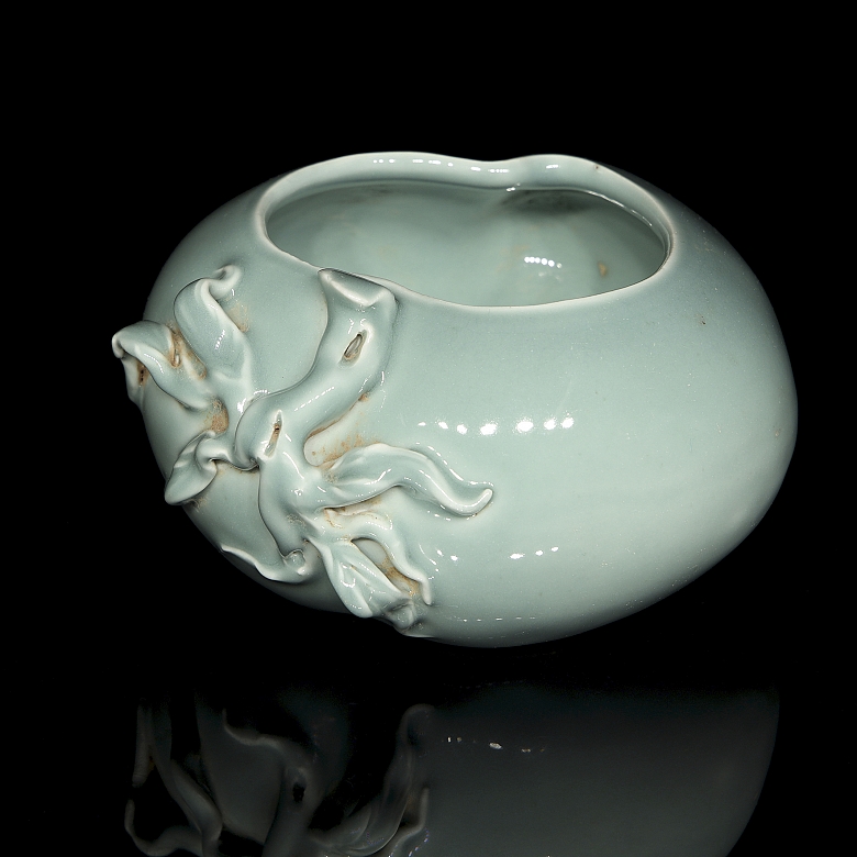 Glazed porcelain container ‘Peaches’, with Qianlong mark - 3