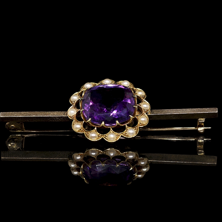 Broche de oro amarillo de 15 kt con amatista y perlas