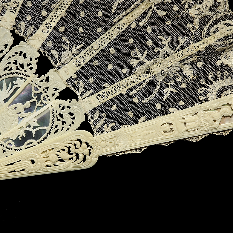 Abanico de hueso con encaje blanco. s.XIX