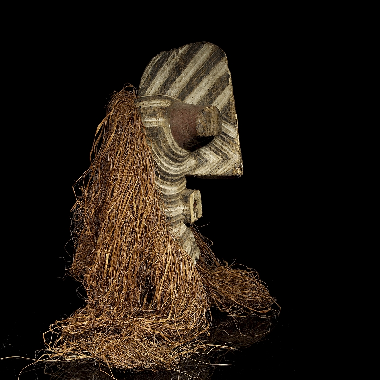 Máscara Kifwebe Songye con Traje de Rafia, R.D. del Congo, s.XX