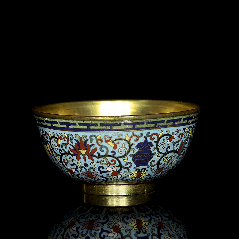 Cuenco de bronce con esmalte cloisonné, dinastía Qing