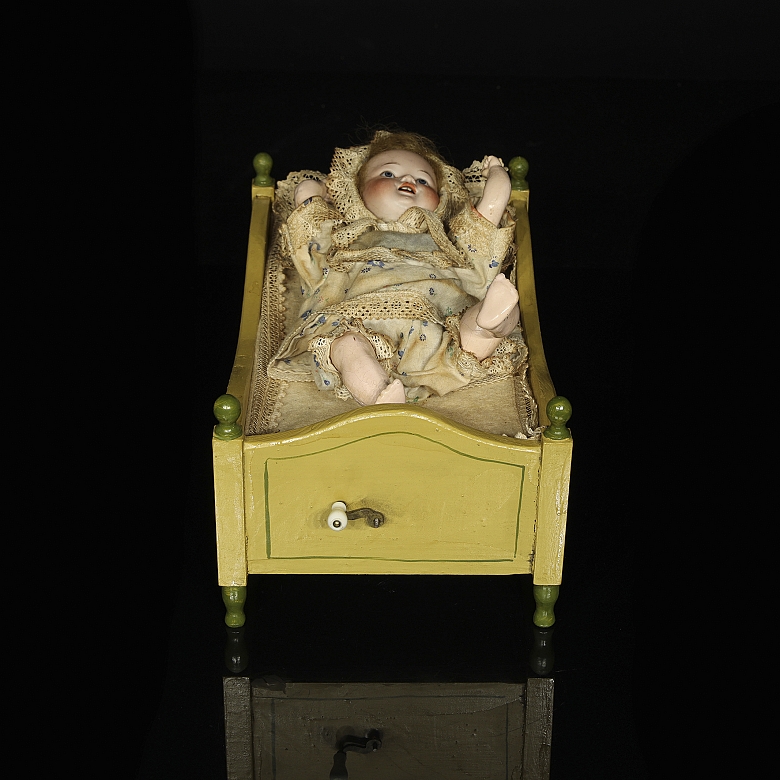 Muñeca autómata de porcelana con cuna, Alemania/Francia, c. 1890-1910
