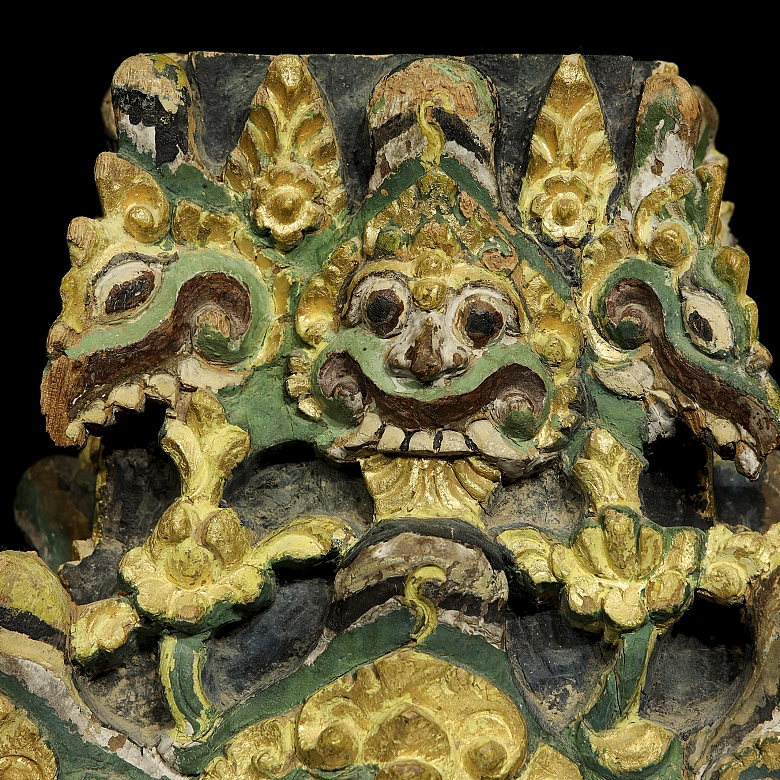 Base de pilar de madera policromada