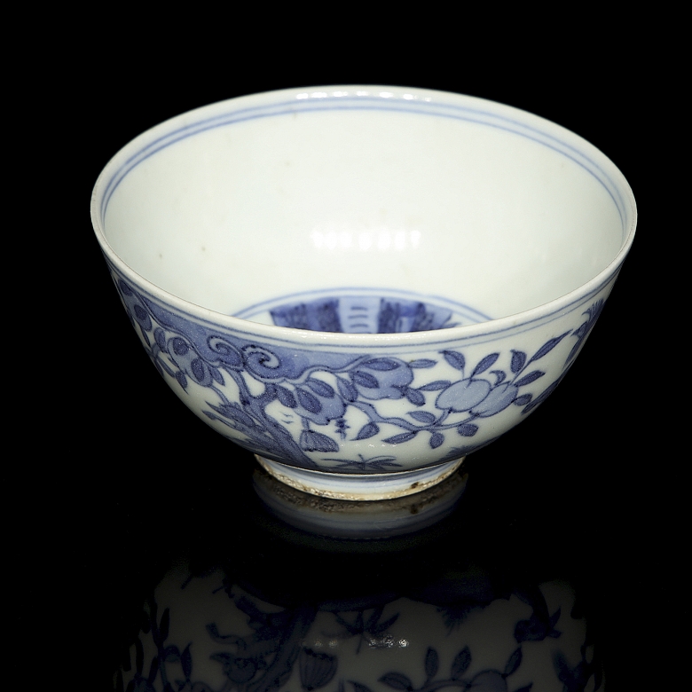 Blue and white porcelain bowl ‘Deer and fruits’, with Chenghua seal