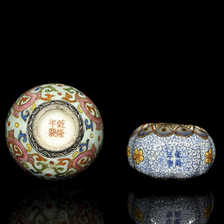 Dos botellas de rapé de porcelana esmaltada, con sello Qianlong