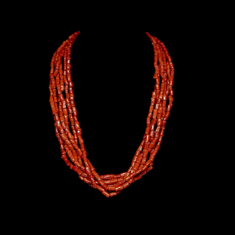 Collar de oro amarillo de 18k con cuentas de coral