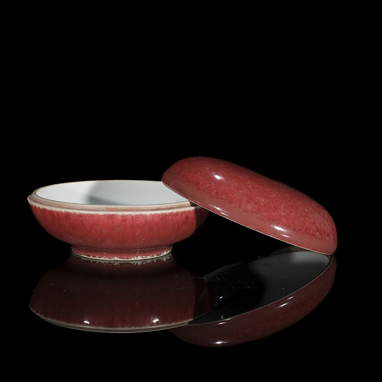 Caja de porcelana con esmalte rojo, dinastía Qing