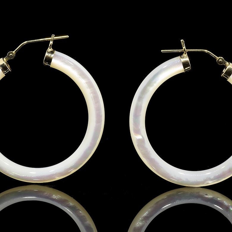 Pendientes de aro en oro amarillo de 18k con nácar