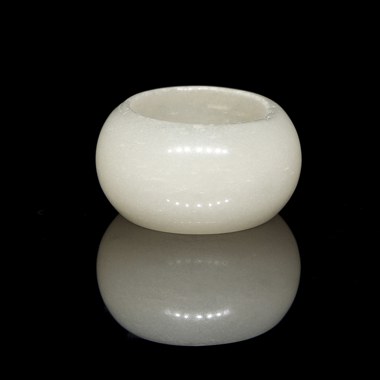Anillo tallado en jade blanco, s.XX