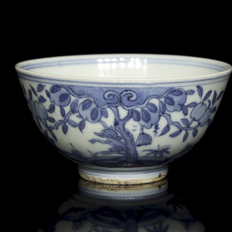 Blue and white porcelain bowl ‘Deer and fruits’, with Chenghua seal
