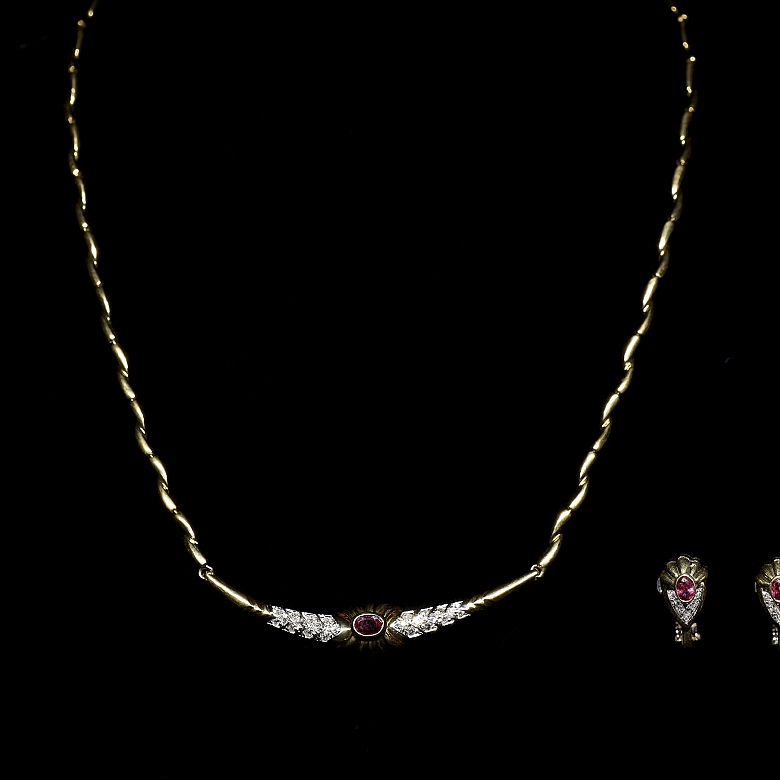 Conjunto de collar y pendientes en oro amarillo de 18k con rubíes y brillantes