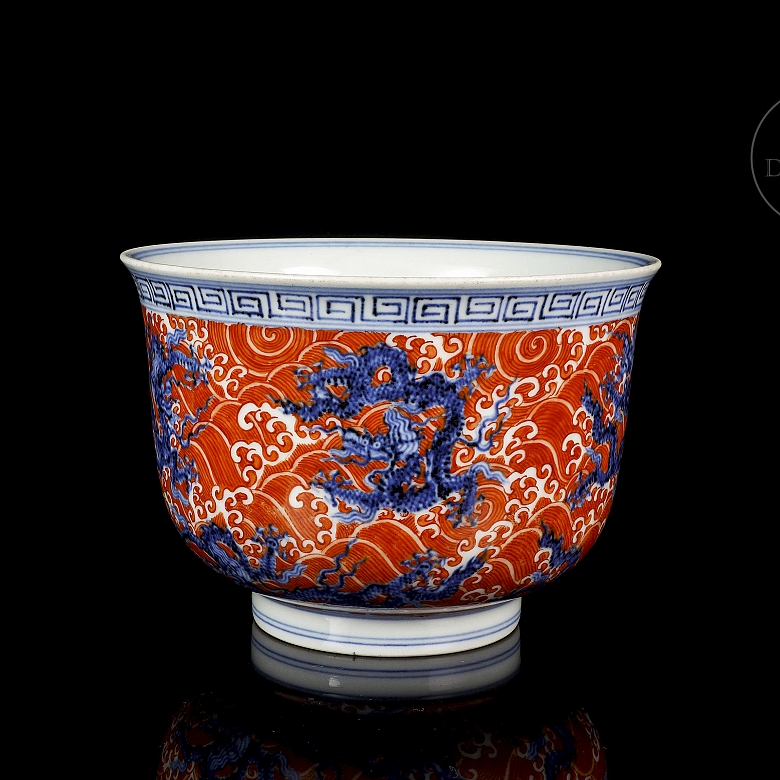 Glazed porcelain bowl “Dragons,” with Xuande seal