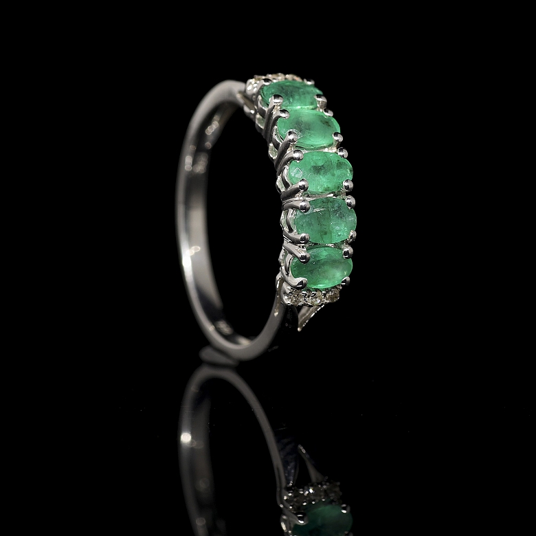 Anillo en oro blanco de 18k con esmeralda y diamantes