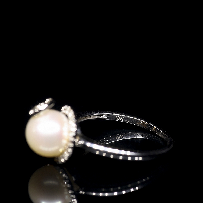 Anillo en oro blanco de 18K con perla y diamantes