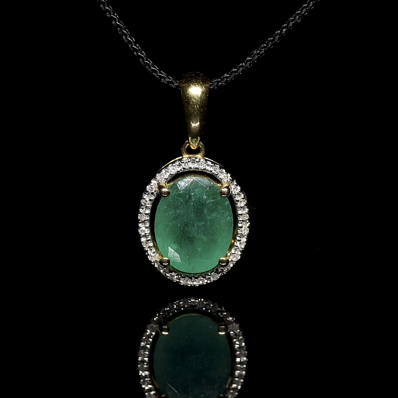 Colgante con esmeralda en oro amarillo de 18k y diamantes