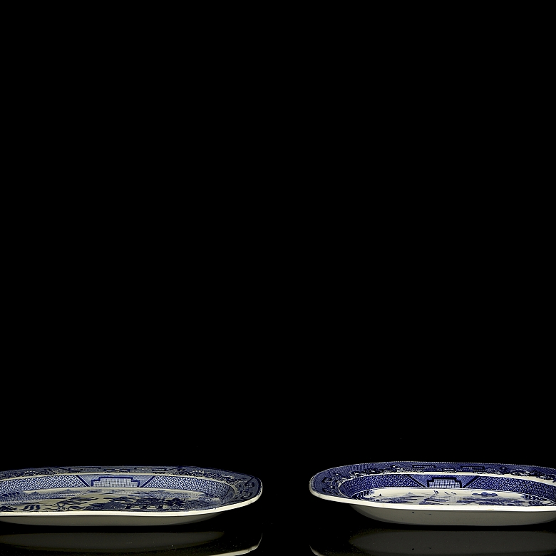 两只19世纪英国柳条纹托盘