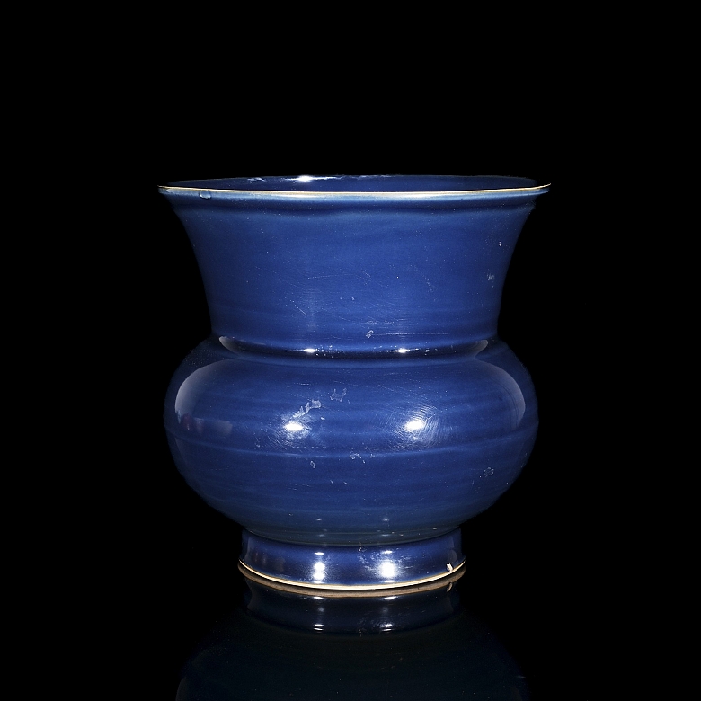 Recipiente de cerámica con esmalte azul, dinastía Ming