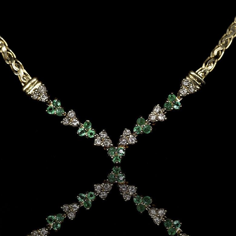 Gargantilla de oro amarillo con esmeraldas y diamantes
