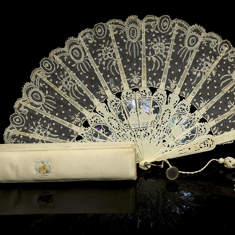Abanico de hueso con encaje blanco. s.XIX