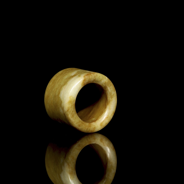 Anillo de arquero de jade tallado, cultura Liangzhu