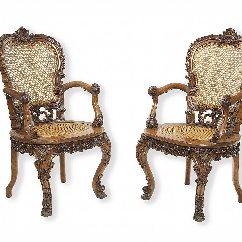 两把路易十五风格的藤编扶手椅，19世纪