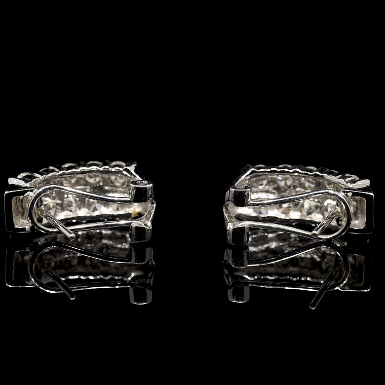 Par de pendientes en oro blanco de 18K y diamantes