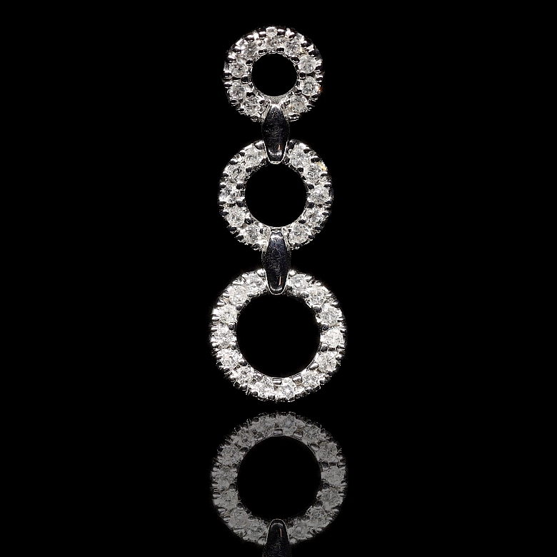 Colgante de oro blanco de 18k con diamantes