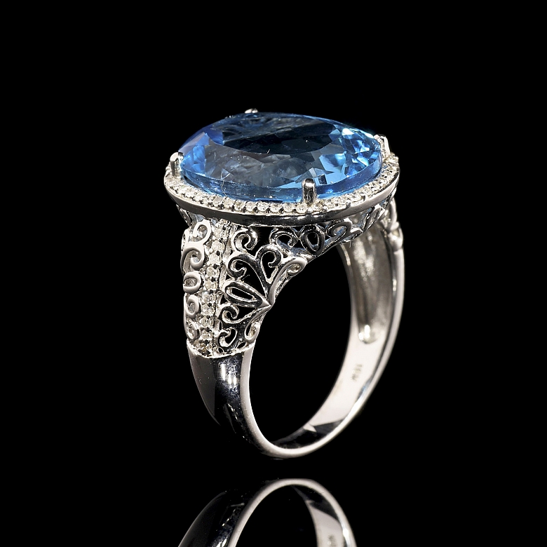 Anillo con topacio y diamantes en oro blanco de 18 kt