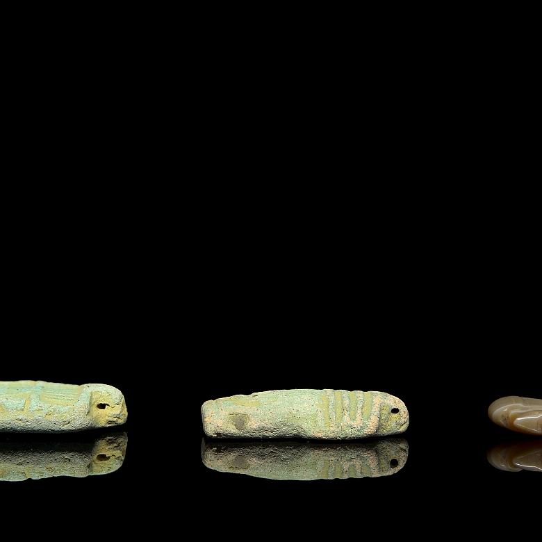 Tres pequeñas figuras talladas, estilo Egipcio