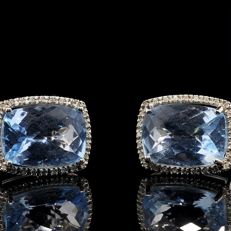 Pendientes en oro blanco de 18K, topacios y diamantes