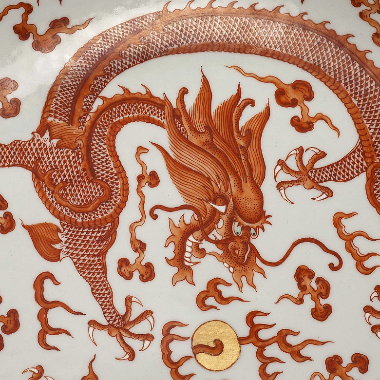 Plato de porcelana con esmalte rojo 