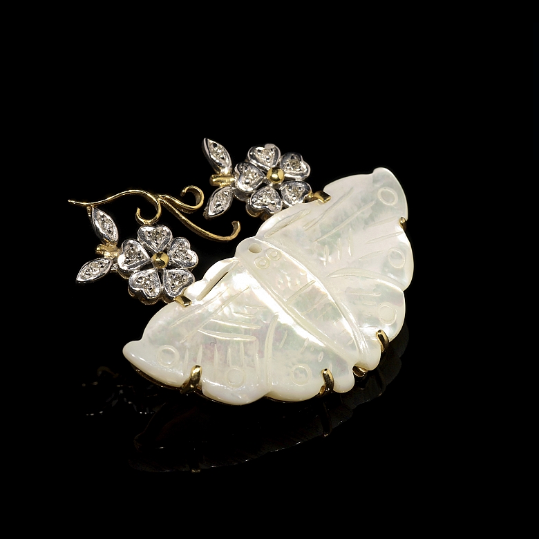 Broche con forma de mariposa en oro de 18K, nácar y diamantes