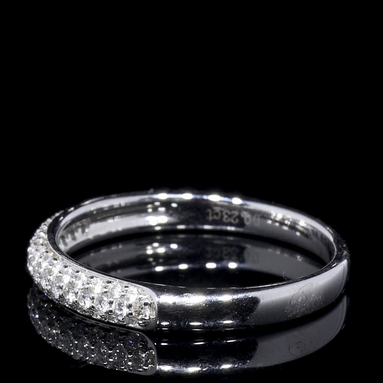Media alianza de oro blanco de 18K y diamantes