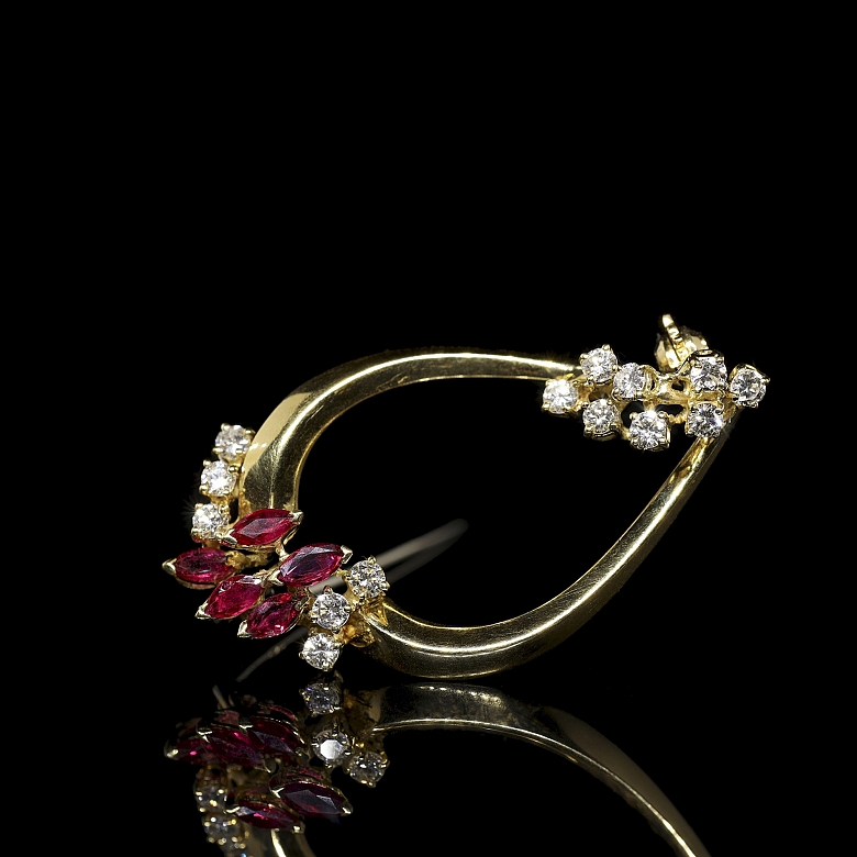 Broche de oro amarillo de 18 kt con rubíes y diamantes