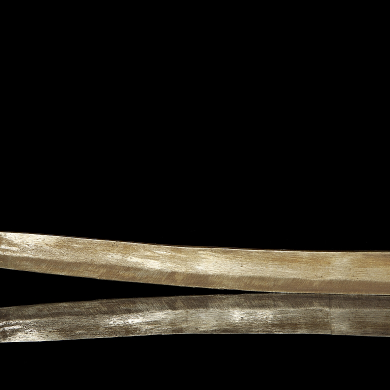 Antigua katana japonesa con vaina