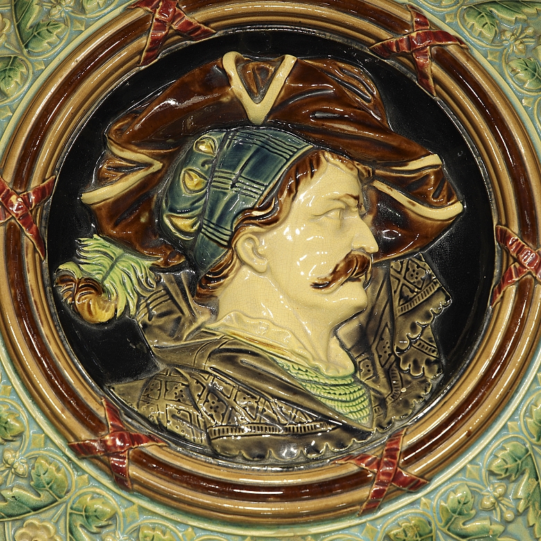 Large majolica portrait dish, 19th century - 1
