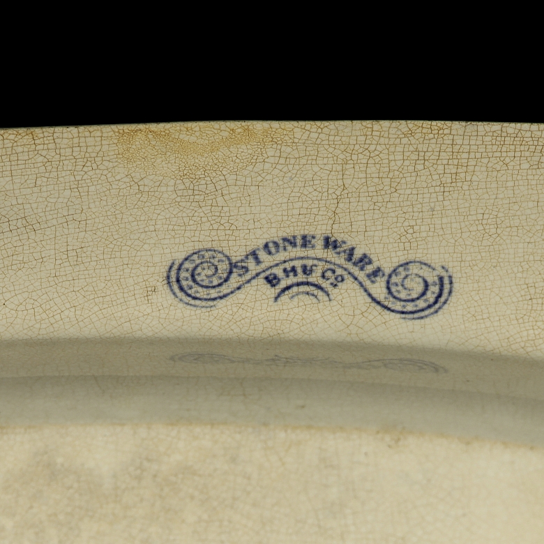 两只蓝色柳树纹“石质瓷器”托盘，19世纪