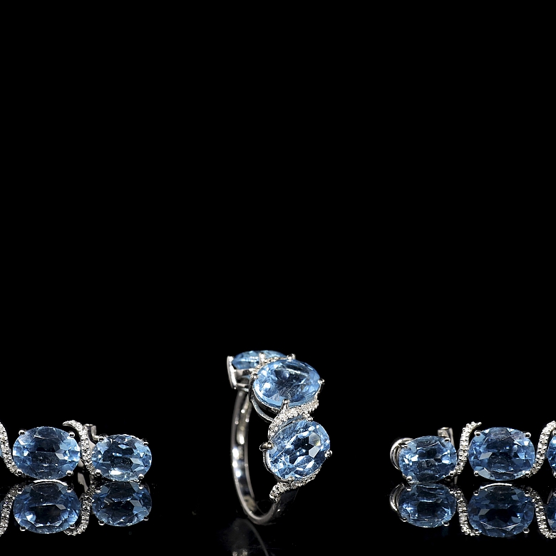 Conjunto de anillo y pendientes en oro blanco de 18K con topacios