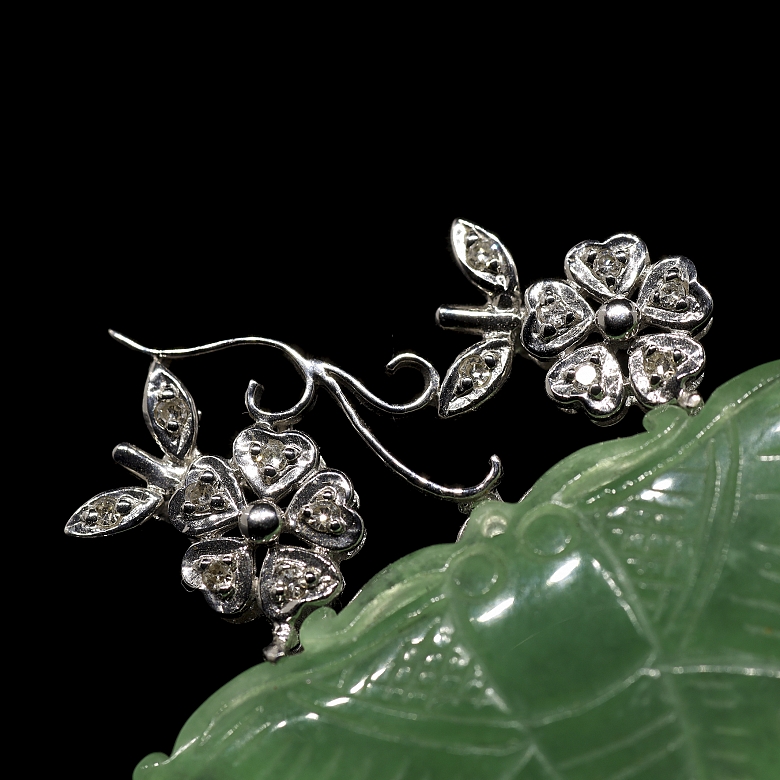 Broche en oro blanco de 18k con jade y diamantes