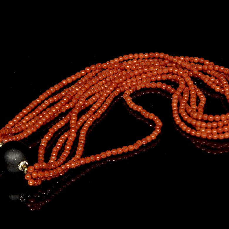 Collar de cuentas coral con esfera negra